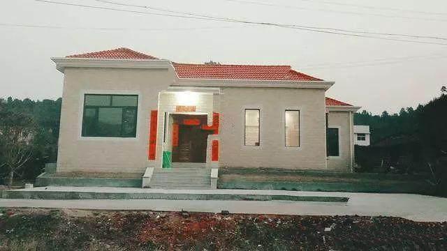 二三層的小洋樓的確很好看，但并不是說(shuō)它就適合每個(gè)家庭建造。對(duì)于宅基地適中，家中人口又不是很多的家庭，建個(gè)一層的小平房就很好。