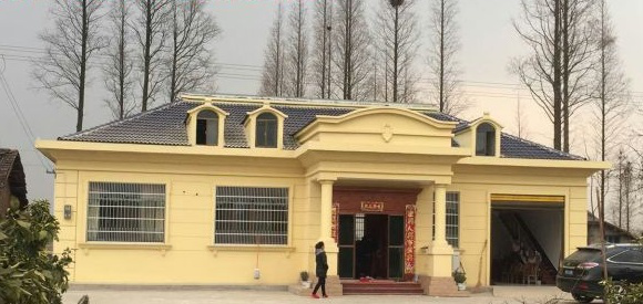 帶有閣樓的歐式一層半鄉(xiāng)村別墅的設(shè)計非常實用，可以作為兩層使用，沒有浪費。